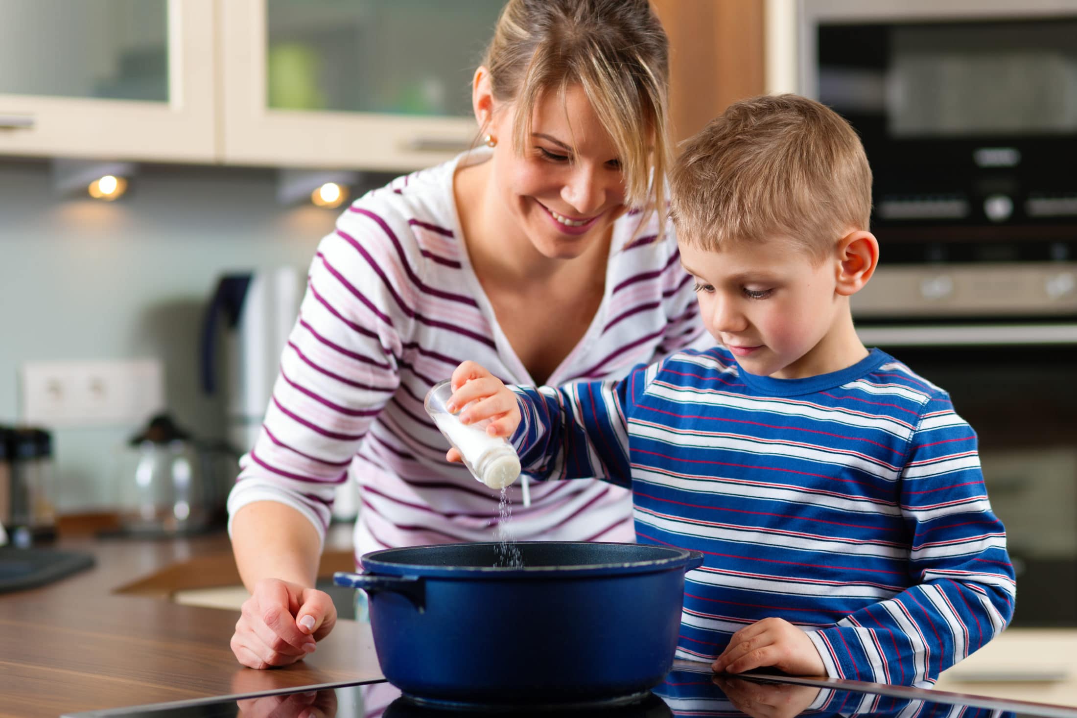 Мама помогает сыну домашнее. Кухня для детей. Помогаем маме. Дети помогают родителям. Мальчик на кухне.