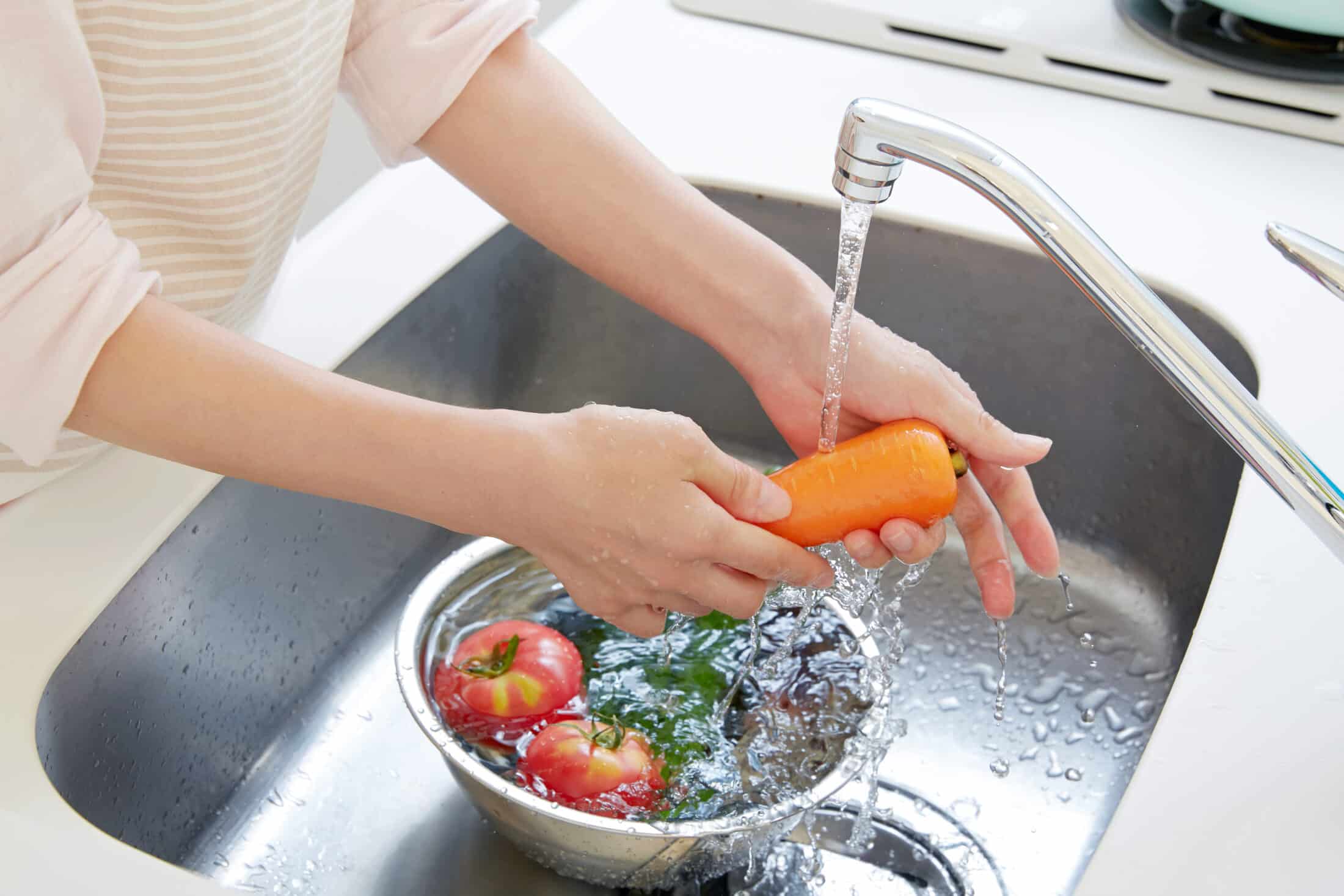 Így kell tökéletesen megmosni a zöldségeket, gyümölcsöket