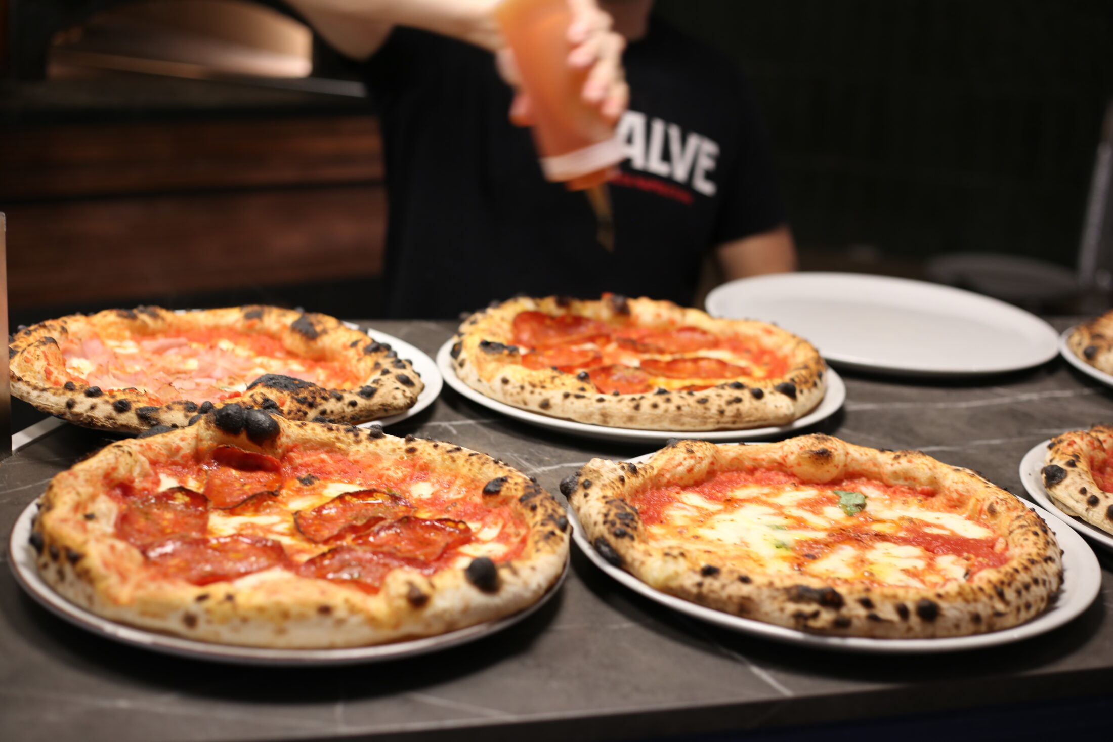 Nápolyi Pizzériák helyett a sorban állás éjszakája: ennyit még sosem vártunk pizzára